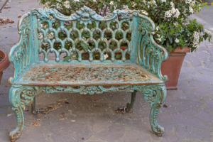 Alte Gartenmöbel aus Metall perfekt restaurieren